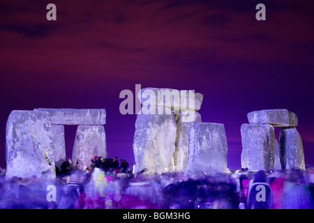 La centrale di pietre permanente illuminazione notturna per il solstizio d'Estate a Stonehenge. Foto Stock