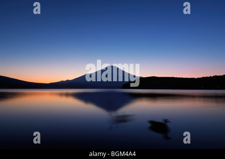 Il lago di Yamanakako e Mt. Fuji al tramonto Foto Stock