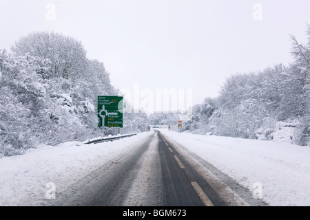 A31 road all'incrocio con la A32 rotonda durante la neve nel gennaio 2010 Foto Stock