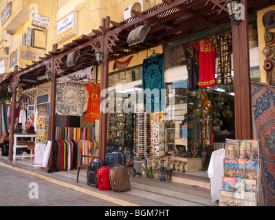 Negozi nel Souk o mercato di Aswan in Egitto meridionale Foto Stock