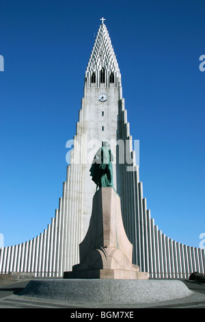 Statua di Leif Eriksson davanti la chiesa Hallgrimskirkja / Chiesa di Hallgrímur, Chiesa Luterana di Islanda a Reykjavik Foto Stock