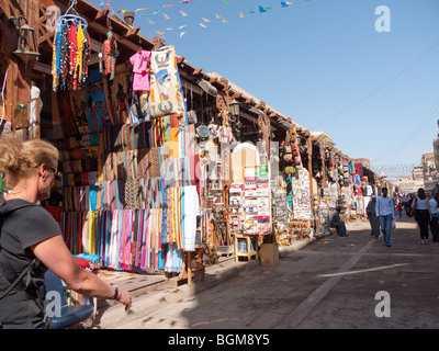 Si spegne nel Souk o mercato di Aswan in Egitto meridionale Foto Stock