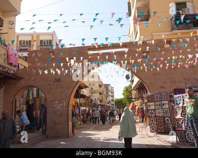 Entrando nel Souk o mercato di Aswan in Egitto meridionale Foto Stock