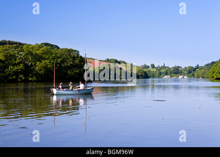 Bow Creek guardando verso Tuckenhay con Barca a vela, Dart Valley, Devon, Inghilterra, Regno Unito Foto Stock