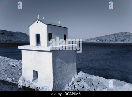 Tradizionale santuario greco a bordo strada in paesaggio. Foto Stock