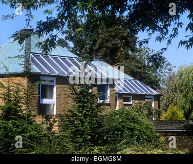 I pannelli solari per il riscaldamento di acqua integrato in i tetti delle case a Crofters Mead, Forestdale, Croydon. Foto Stock