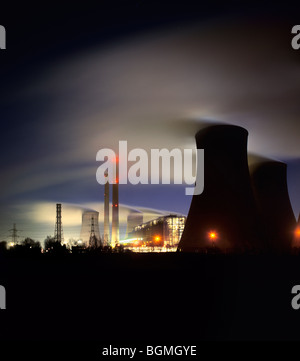 Vista notturna di West Burton di centrali elettriche a carbone vicino a Retford, Nottinghamshire Foto Stock