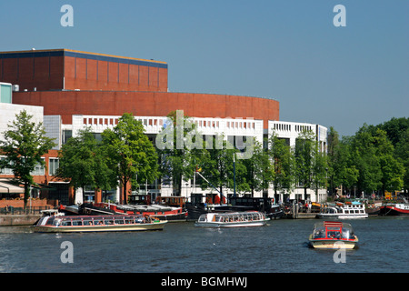 Viaggio di andata e ritorno di barche di fronte la Stopera (Municipio e opera), Amsterdam, Paesi Bassi Foto Stock