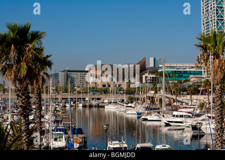 Barcellona - Il Porto Olimpico e una balena gigante realizzata in bronzo (da Frank Gehry) Foto Stock