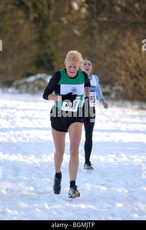 Le donne in esecuzione nel cross-country gara di neve Foto Stock