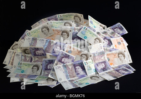 Una pila di banconote assortiti in £ 5 £10, £20 denominazioni Foto Stock