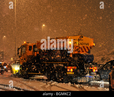 Neve pesante provoca il caos sulla M27, Portsmouth, Hampshire, Inghilterra. Foto Stock