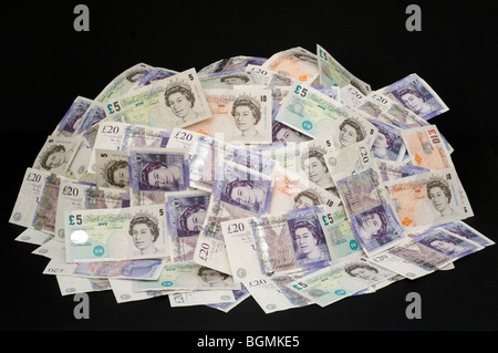 Una pila di banconote assortiti in £ 5 £10, £20 denominazioni Foto Stock