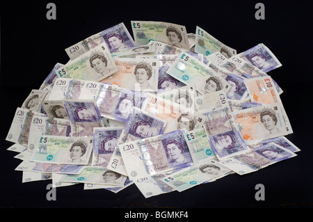 Una pila di banconote assortiti in £ 5 £10, £20 denominazioni Foto Stock