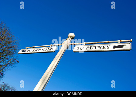 Indicazione le direzioni di Richmond e Putney, di Barnes, a sud-ovest di Londra - Inghilterra Foto Stock