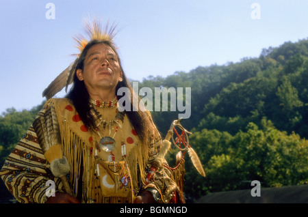 Cherokee uomo vestito nel tradizionale Pow Wow regalia durante un festival di caduta in Cherokee NC su qualla indiano prenotazione. Foto Stock