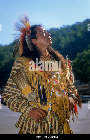 Cherokee uomo vestito nel tradizionale Pow Wow regalia durante un festival di caduta in Cherokee NC su qualla indiano prenotazione. Foto Stock