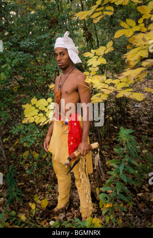 Il giovane uomo Cherokee vestito con leggings e breechcloth tradizionali della buccia inoltre indossa il turban tradizionale che era comune nei primi 1800, NC Foto Stock