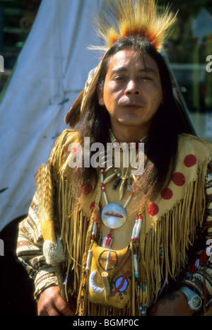 Cherokee uomo vestito nel tradizionale Pow Wow regalia durante un festival di caduta in Cherokee NC su qualla indiano prenotazione. Foto Stock