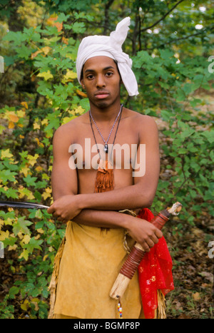 Il giovane uomo Cherokee vestito con leggings e breechcloth tradizionali della buccia inoltre indossa il turban tradizionale che era comune nei primi 1800, NC Foto Stock