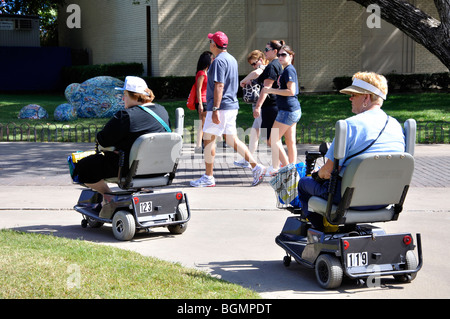 Handicap scooter elettrici aka convenienza elettrico veicolo (ECV) Foto Stock