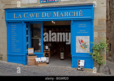 Wine Shop display vigna di Bordeaux città St Emilion Francia Foto Stock