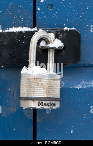 Close up di un lucchetto nella neve Foto Stock