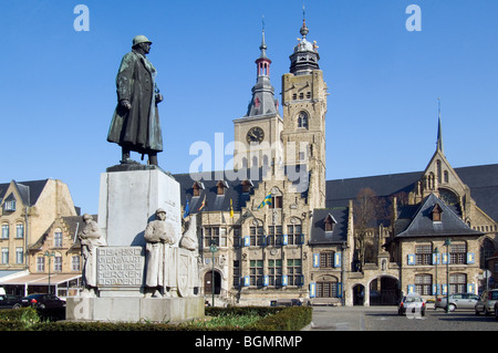 La piazza del mercato con la statua di WW1 Barone generale Jacques, municipio, torre campanaria e la chiesa di San Nicola, Diksmuide, Belgio Foto Stock