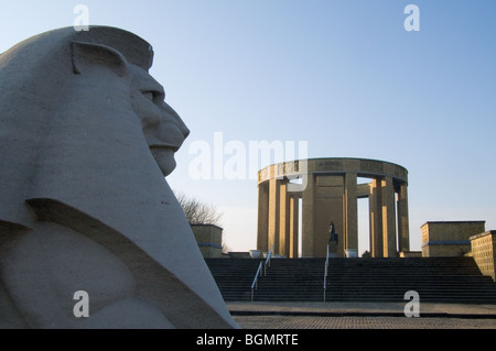 Il Re Alberto I monumento, la prima guerra mondiale un memoriale lungo il fiume IJzer a Nieuwpoort / Nieuport, Fiandre Occidentali, Belgio Foto Stock