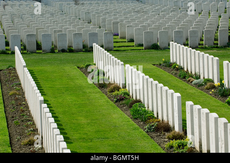 White tombe dei caduti della prima guerra mondiale i soldati nella prima guerra mondiale uno Tyne Cot cimitero, Passchendaele, Fiandre Occidentali, Belgio Foto Stock