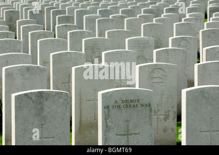 Righe bianche di lapidi di caduti della prima guerra mondiale i soldati nella prima guerra mondiale uno Tyne Cot cimitero, Passendale, Fiandre Occidentali, Belgio Foto Stock
