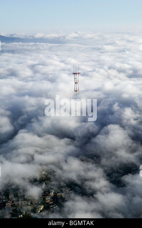 Vista aerea sopra la torre Sutro Twin Peaks San Francisco nella nebbia Foto Stock