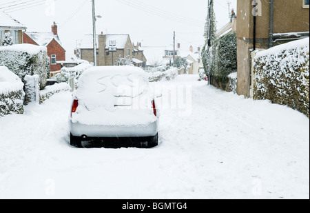 Snow-auto coperto con 'SOS' scritto sul retro Foto Stock