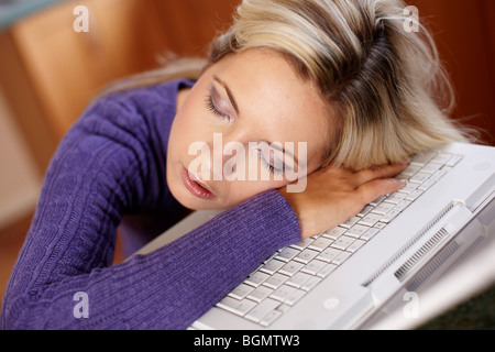 Ragazza dorme sul computer portatile Foto Stock