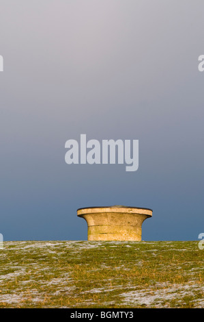 Topografo in Inverno sul Cotswold Way, vicino a Standish boschi, Stroud, Gloucestershire, Regno Unito Foto Stock