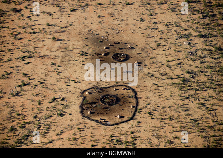 Vedute aeree di insediamenti Himba, Kaokoland, Namibia. Foto Stock