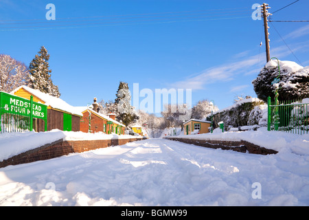 Quattro marchi e Medstead stazione ferroviaria dopo una pesante caduta di neve Foto Stock