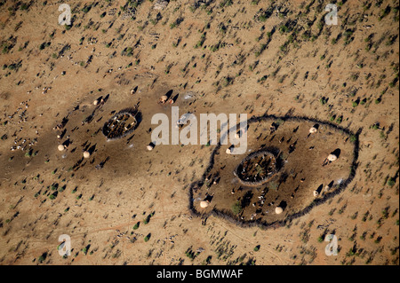 Vedute aeree di insediamenti Himba, Kaokoland, Namibia. Foto Stock