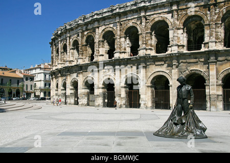 Statua di matador e antico impero Romano anfiteatro, Nimes, Languedoc-Roussillon, Provenza, Francia Foto Stock