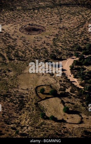 Vedute aeree di insediamenti Himba, Kaokoland, Namibia. Foto Stock