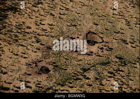 Vedute aeree di insediamenti Himba, Kaokoland, Namibia. Foto Stock