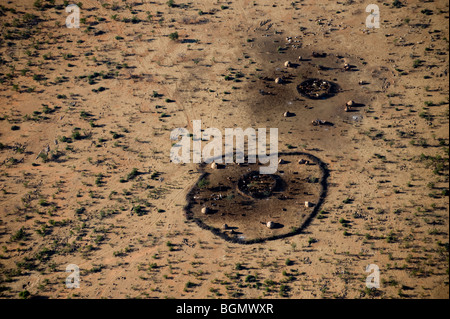 Vedute aeree di insediamenti Himba, Kaokoland, Namibia. Foto Stock