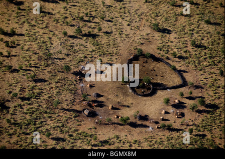 Vedute aeree di insediamenti Himba, Kaokoland, Namibia. Foto Stock