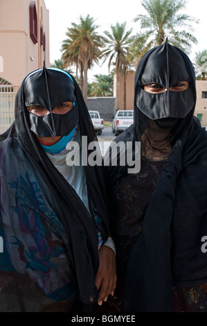 Bedouin donne che indossano il tradizionale maschera in Nizwa Oman Foto Stock