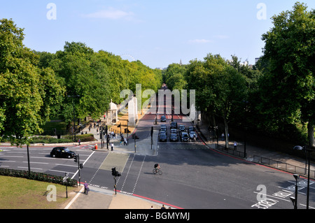 Il traffico su Hyde Park Corner e Constitution Hill, Londra, Regno Unito. Foto Stock