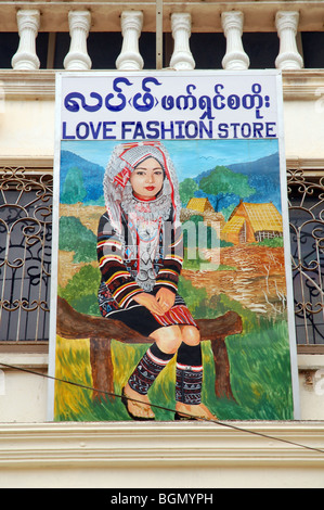 Strada birmano cartelli e striscioni in Tachileik, MYANMAR Foto Stock