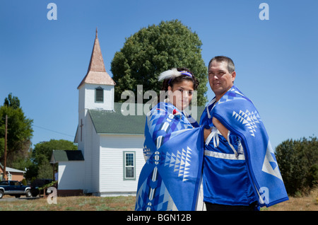 Coppia di novelli sposi al Williamson River Indian chiesa della missione sono avvolti insieme all'interno di un indiano coperta come un simbolo di un basso Foto Stock