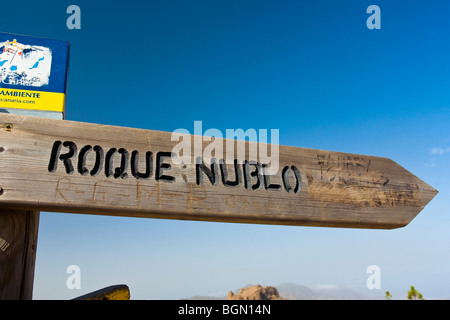 Segno sul Camino Real che conduce fino al Roque Nuble da la Culata villaggio di Cumbres di Gran Canaria Foto Stock