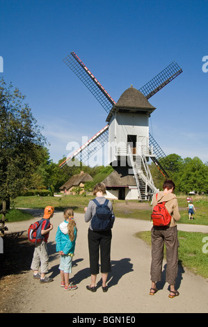 I turisti nella parte anteriore del mulino a vento in open air museum Bokrijk, Belgio Foto Stock