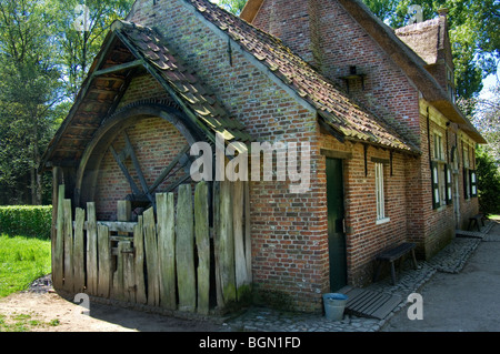 Casa Tradizionale da Lokeren con sottoprodotti di origine animale powered tapis roulant per cane da lavoro in open air museum Bokrijk, Belgio Foto Stock